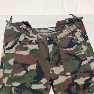 Urban Outfitters Camo Pants - Size 6
